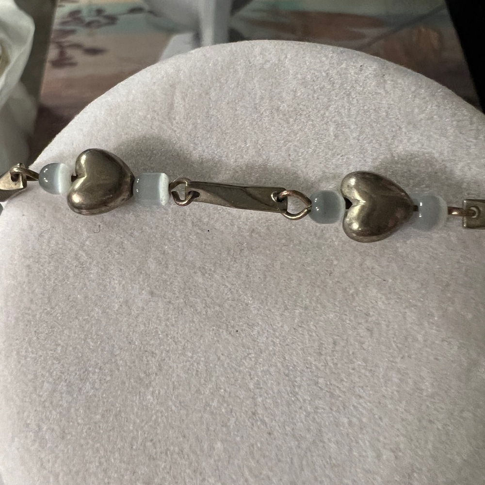 Silver and white beaded heart bracelet - Picture 2 of 5